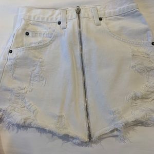 White carmar denim skirt with zipper